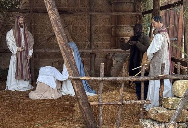 Wanted fugitive disguises himself as a wise man to fool police