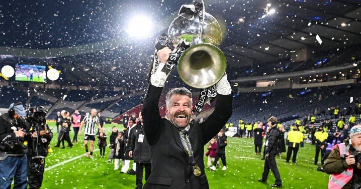 Emotional Stephen Robinson pays tribute to St Mirren heroes as boss believes stars should have freedom of Paisley