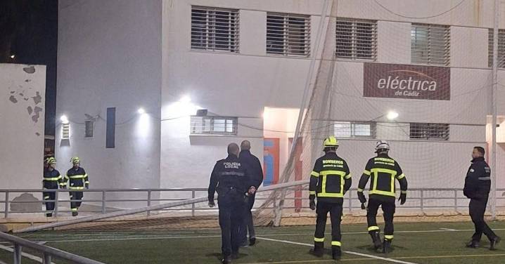 Herido un niño de un equipo de fútbol en Cádiz al caer un poste en el campo Pedro Fernández