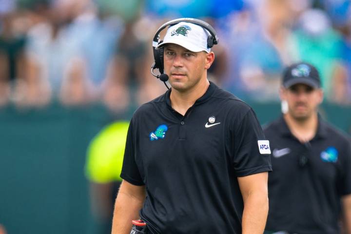 Deadspin | Report: Florida to hire Tulane's Jon Sumrall as coach