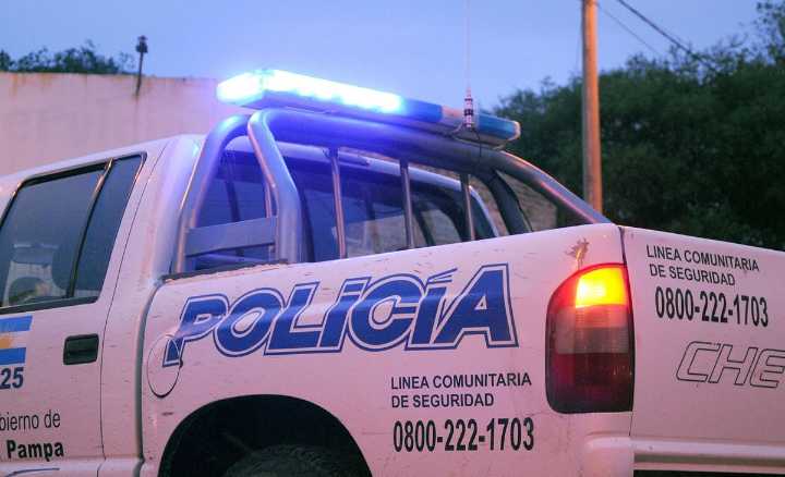 Robaron armas y dinero de un campo