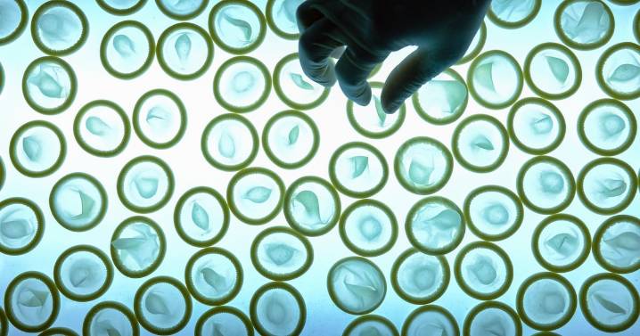 China ‘quiere que le pongas...’ más dinero: Anuncia impuesto a los condones ante la baja natalidad