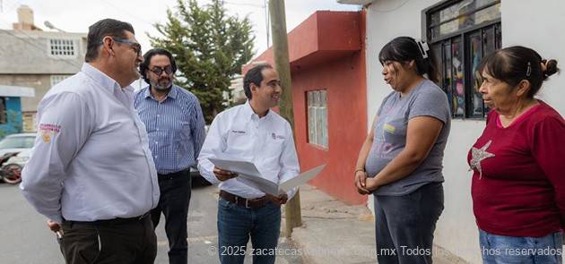 ALCALDE ENTREGA ESCRITURAS A GUADALUPENSES