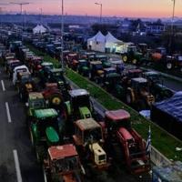 Greek govt in emergency meeting as farmers block central port