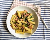 Pasta con guisantes y panceta