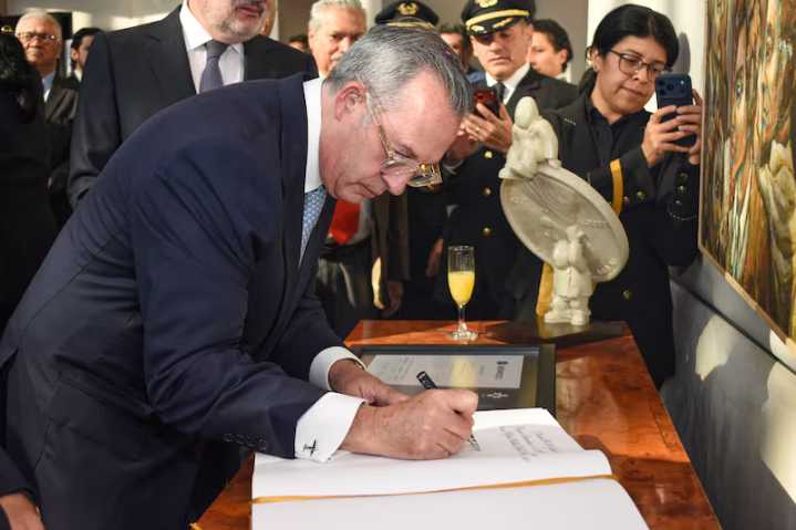 Aerolínea celebra su regreso a la BMV