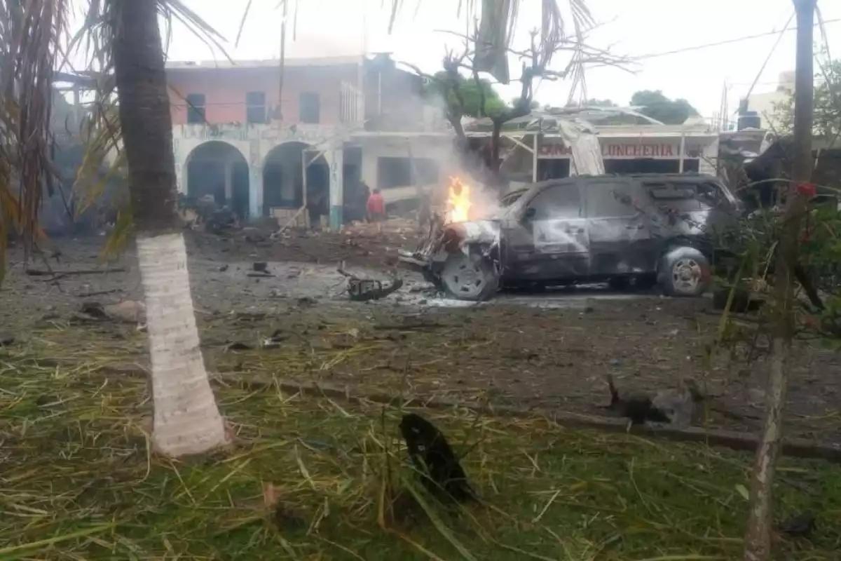 Explosión en Coahuayana: videos revelan operación con al menos 5 vehículos que escoltaron al coche bomba