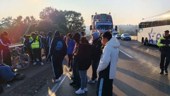 Atropellan a peregrinos en la México-Puebla cuando se dirigían a la Basílica de Guadalupe; uno...