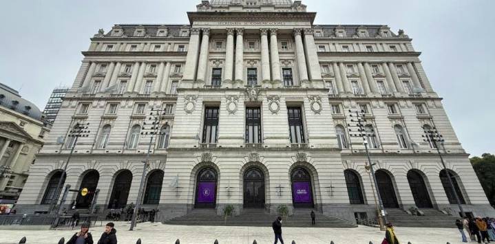 Lo sorprendieron en un camarín con niñas en el Palacio Libertad, se tiró de una ventana y murió