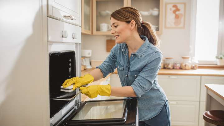 How To Clean Your Oven With Dish Soap And Eliminate Stubborn Grease
