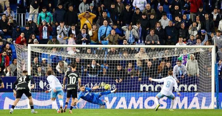 Indignación en el Málaga CF por el penalti pitado a Recio en el descuento