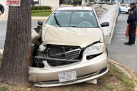 Pierde el control septuagenario y se estrella contra un árbol, al norte de Saltillo