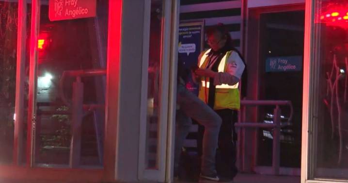 Joven se lanza desde puente peatonal para evitar ser lesionado en asalto, ZMG de noche