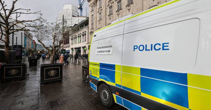 Man left pouring with blood after 'broken glass bottle robbery' in Piccadilly Gardens