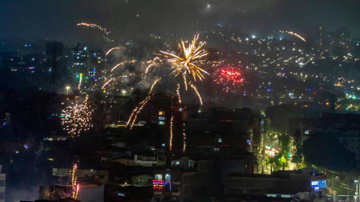 Ni lluvia ni controles frenaron la alborada en Medellín