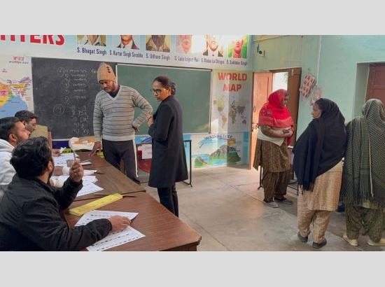 Patiala DC inspects polling in villages [ FULL VIEW ]