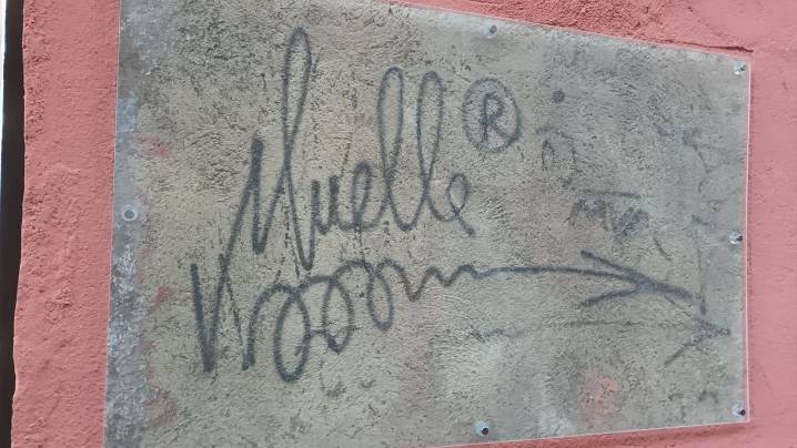 Restauran la firma de 'Muelle' en la Cava Alta tras una nueva vandalización