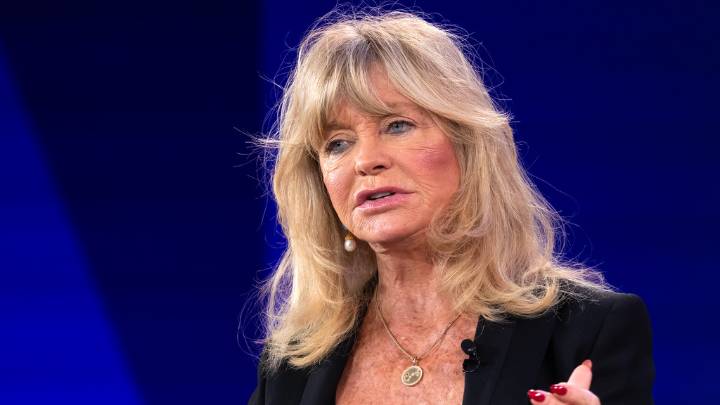 Goldie Hawn tears up while honouring 'extraordinary' Diane Keaton