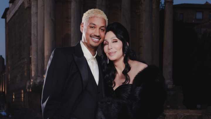 Señalan posible compromiso entre Cher y su novio Alexander ‘AE’ Edwards