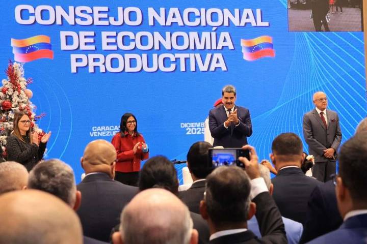 Presidente Maduro firma protocolo para impulsar exportaciones no petroleras