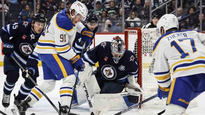 Comrie shines as Jets top Sabres to snap two