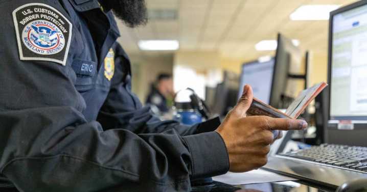 Cubano relata el interrogatorio que enfrentó al regresar a EE.UU. tras las nuevas revisiones de Green Cards ordenadas por Trump