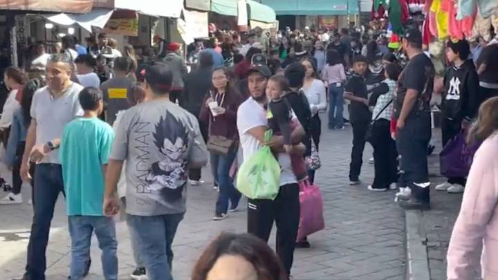 Desata caos fiebre navideña; atiborran autos y clientes la zona centro de Saltillo