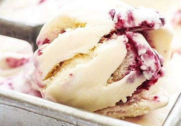 Una delicia de verano: helado de cheesecake con frutos rojos casero y fácil