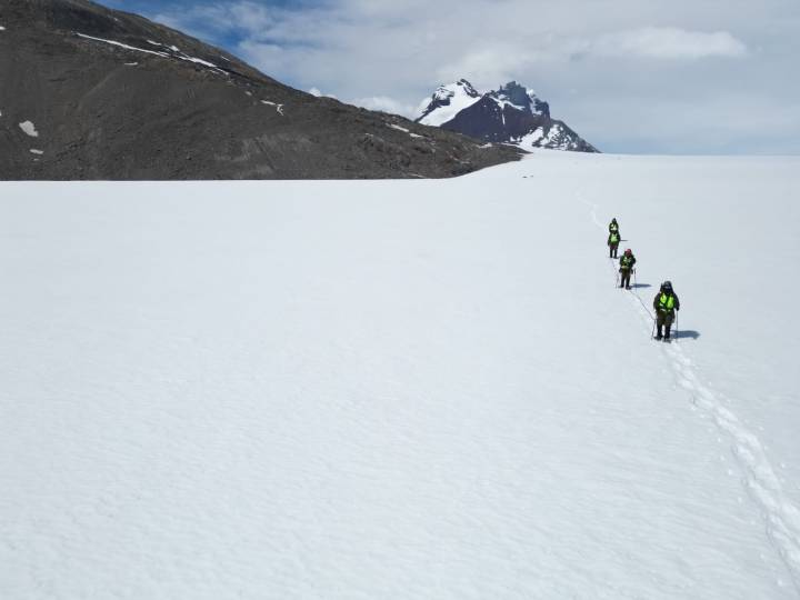 Carabineros realiza expedición a Campos de Hielo Sur y explora ruta hacia refugio Eduardo García