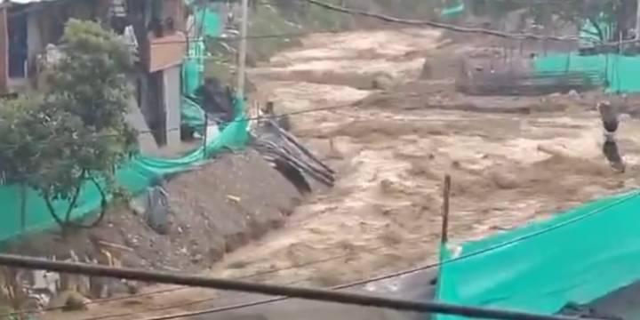 Autoridades en Medellín despliegan equipos de emergencia por inundaciones en áreas próximas a La Picacha y Altavista