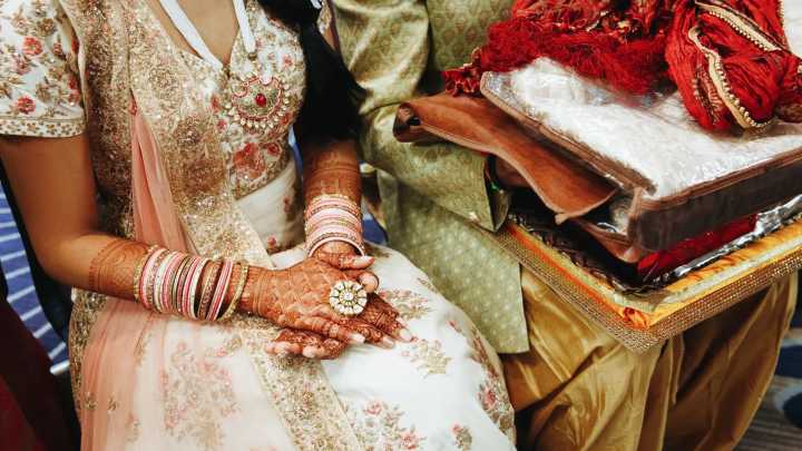 Una mujer se casa con el cuerpo de su novio, asesinado por su casta, en la India