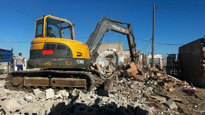 La pala entra en el barrio cartagenero de Los Mateos