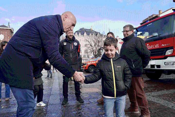 La investigación del síndrome Hiper IGM protagoniza el calendario solidario de los bomberos de la capital leonesa