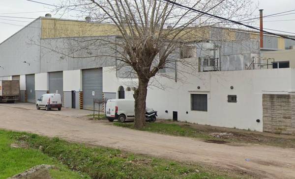 Balearon en el pecho a un vigilador privado en una fábrica de La Plata: ráfaga de tiros y misterio