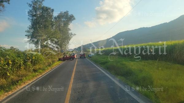 Un lesionado deja choque entre 2 autos en la carretera federal 200 Tepic