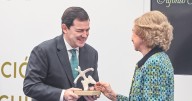 Mañueco recibe de manos de Doña Sofía el Premio Evolución a los Valores Humanos de la Fundación Atapuerca