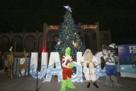 Realiza UAdeC encendido de pino navideño y celebra tradición con Pastorela de Catón