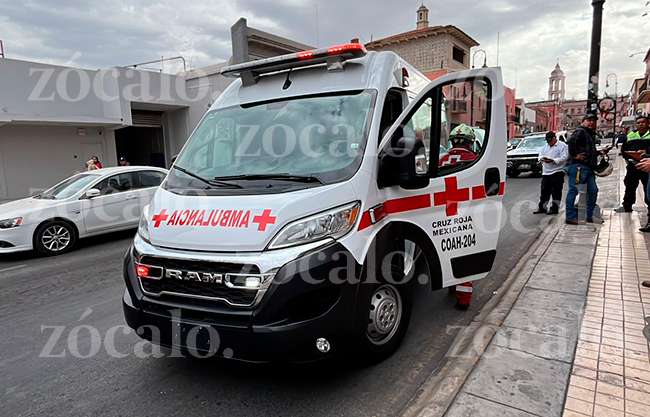 Cartero sufre malestar al manejar, se desmaya y cae de su moto en el Centro de Saltillo