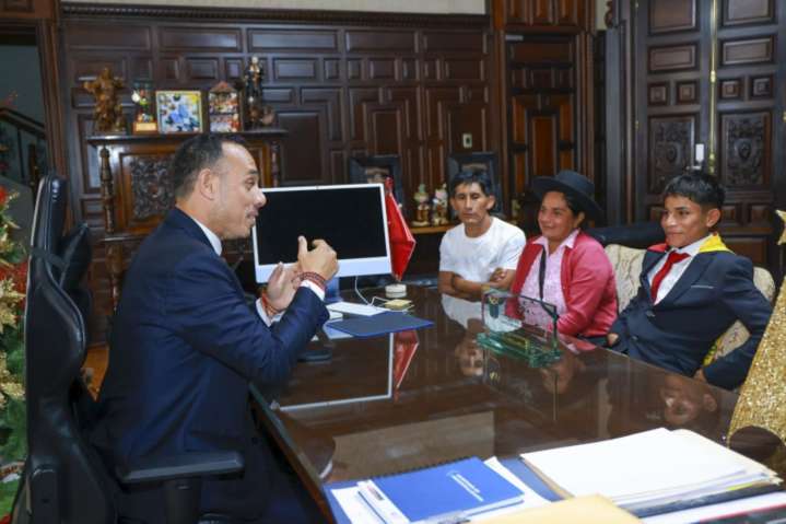 Presidente Jerí recibe a Clíver Huamán y le desea éxitos en sus próximos proyectos