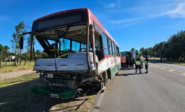 Fuerte choque entre un camión y un colectivo en Láinez y Juan Manuel de Rosas