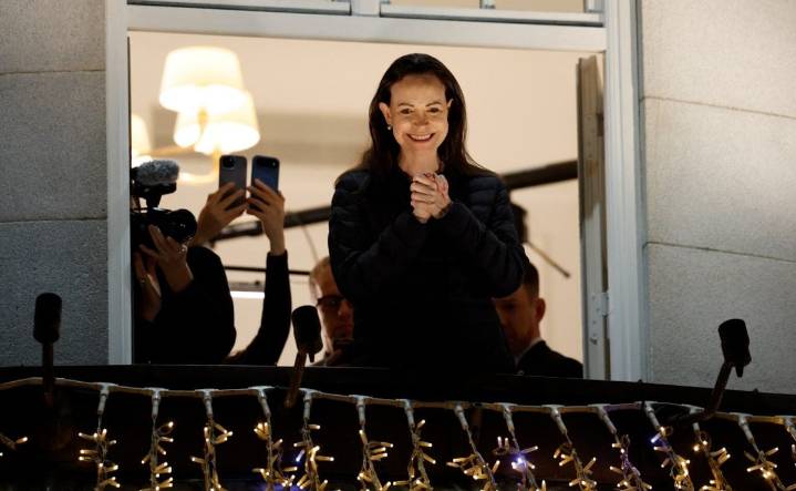 María Corina Machado llega a Oslo; abraza a a simpatizantes que la esperaban afuera del Grand Hotel