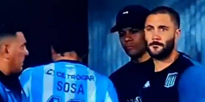 La reacción de Santiago Sosa al pasar junto a Marcos Rojo luego de su expulsión en Racing