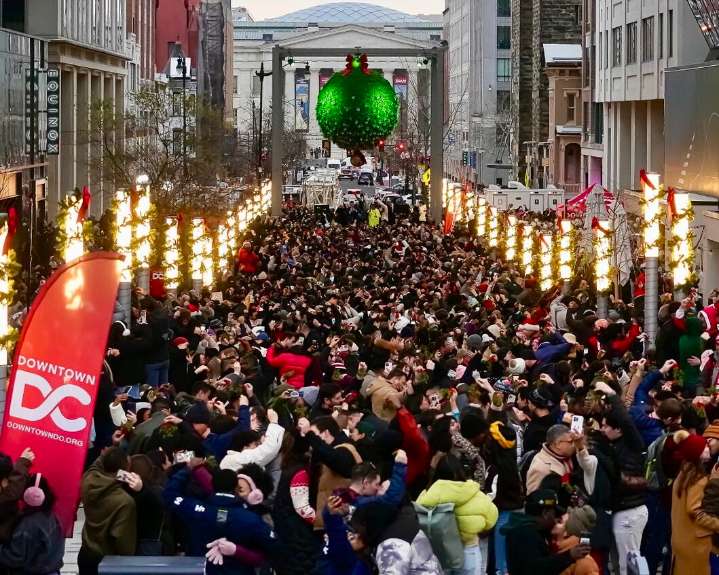 DC breaks world record for most couples kissing under mistletoe