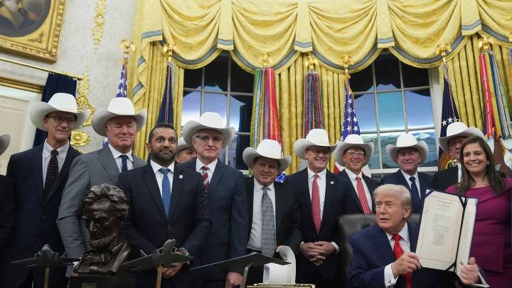 Trump hosts members of 1980 Olympic 'Miracle on Ice' hockey team to award congressional medals