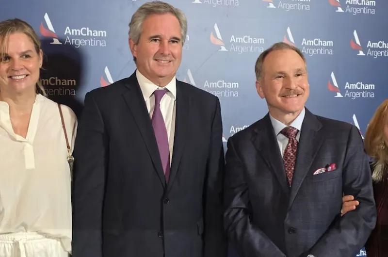 El embajador Peter Lamelas elogió al Gobierno y prometió impulsar una visita de Trump