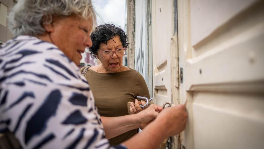 Visita a una vivienda que fue liberada de sus okupas en Tenerife