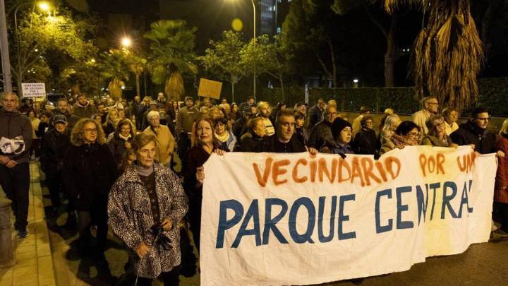 Protesta vecinal a ritmo de villancicos frente al silencio de las administraciones sobre el Parque Central de Alicante
