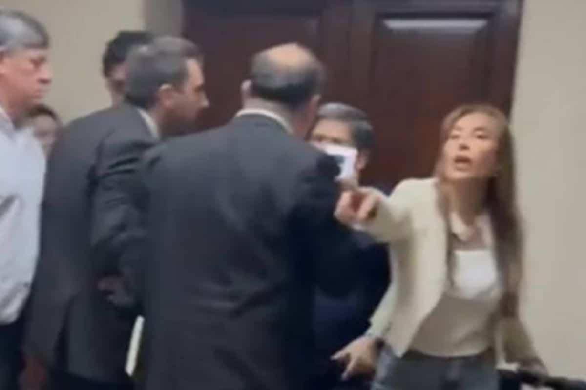 A los empujones: el video de una senadora que se peleó por un despacho «más lindo»