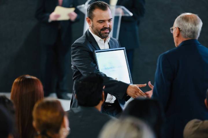 Gerardo Quirino recibe el reconocimiento “Alcalde del Año 2025”