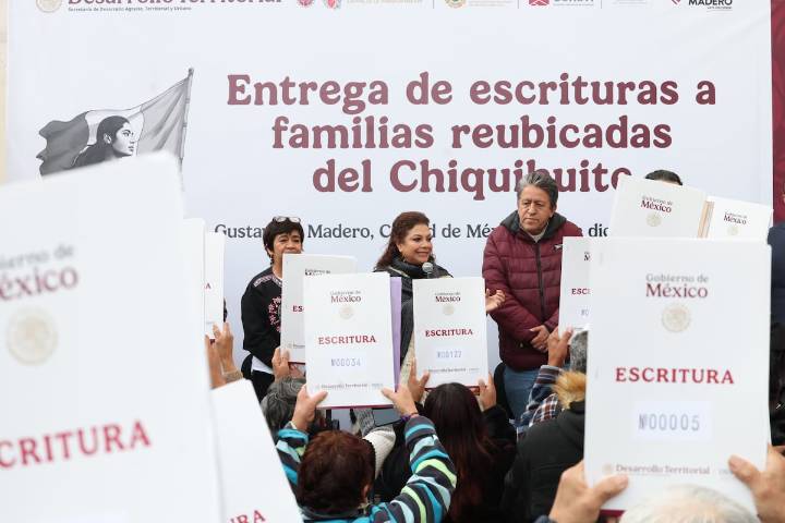 Entregan 144 escrituras a familias reubicadas tras el deslave en el Cerro del Chiquihuite